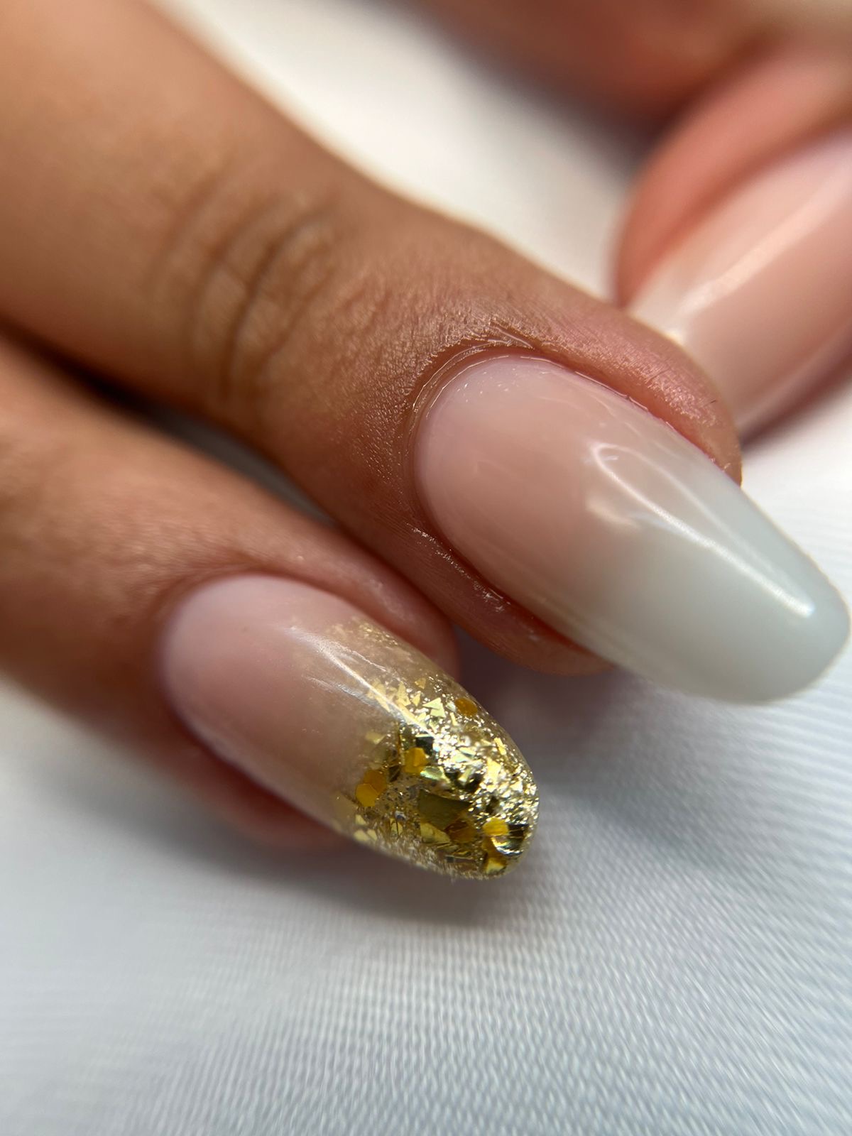Unha em gel com detalhe dourado, feita no Studio Lilian Woch