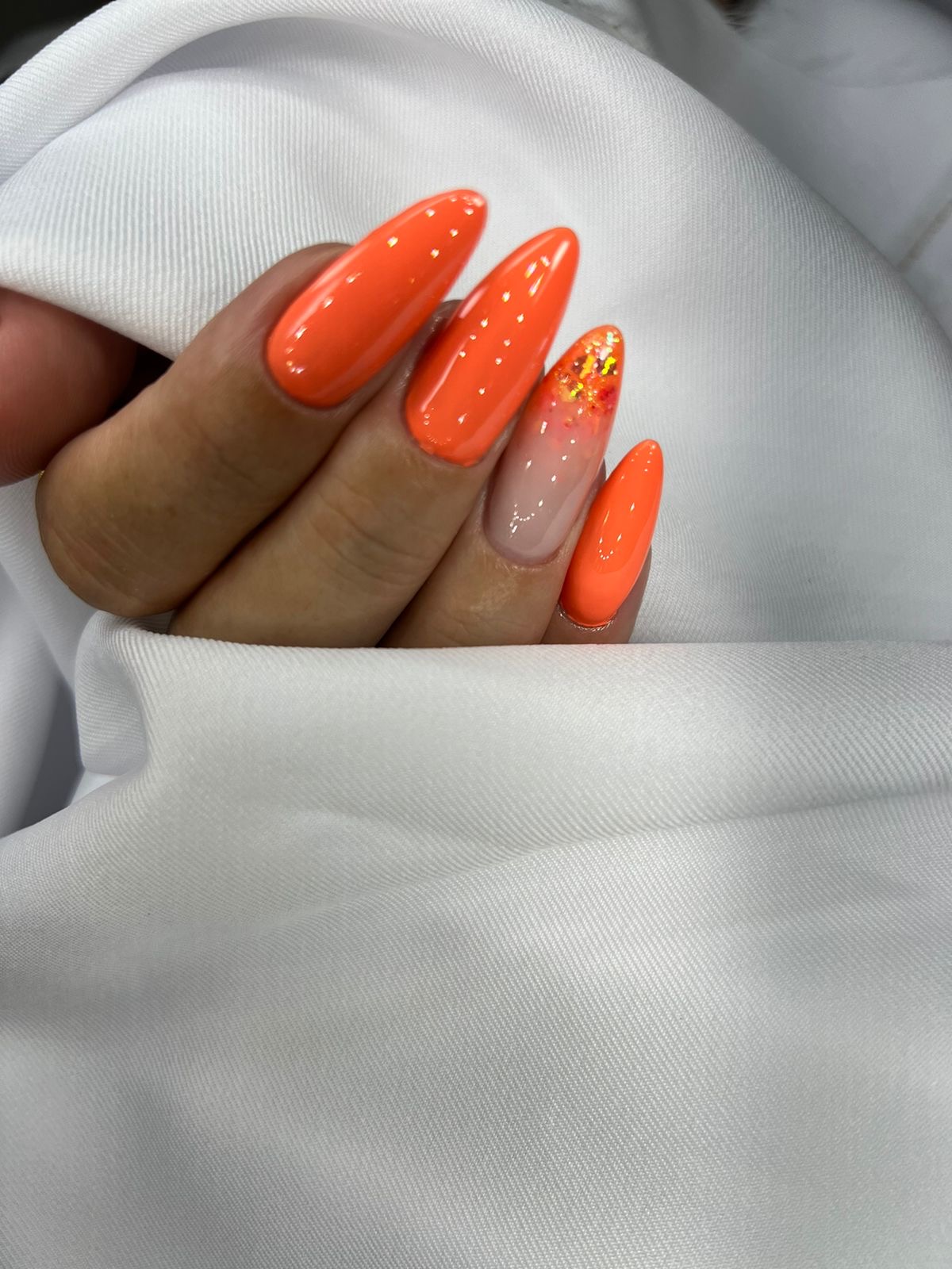 Unhas em gel na cor laranja
