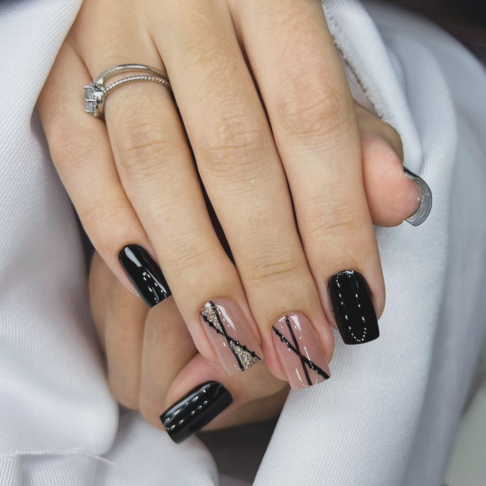 Unhas em gel verde, com detalhe em coração
